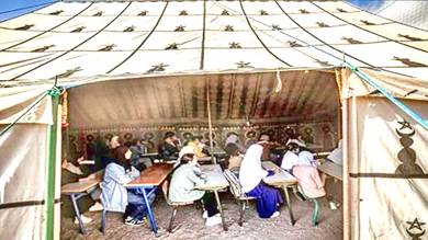 تلاميذ يحاولون نسيان فاجعة زلزال المغرب تحت خيام تحولت مدرسة